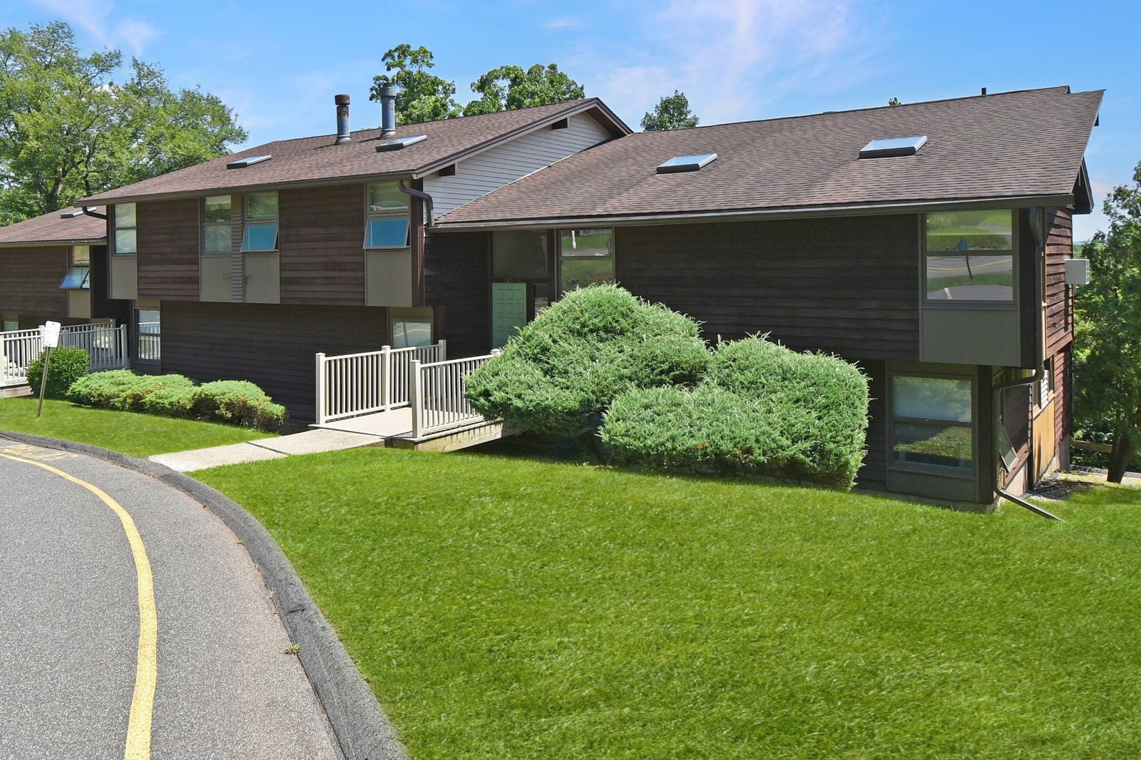 121B Country Squire Drive, Cromwell, CT, condo building exterior