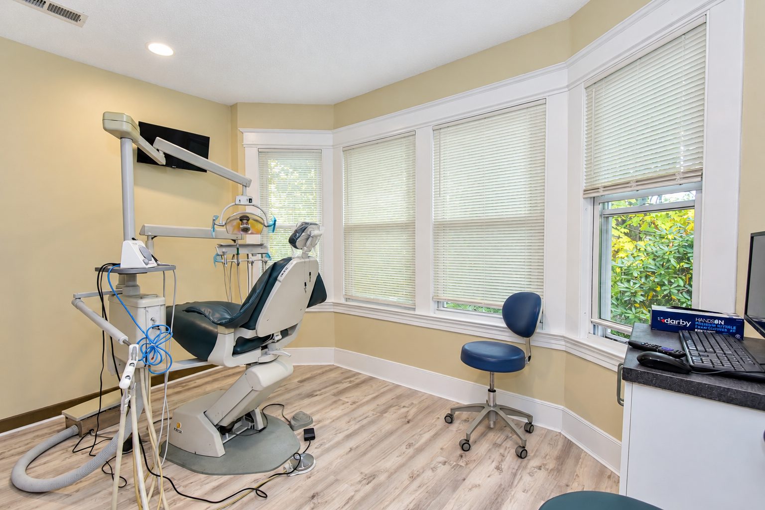 Treatment room with bay windows